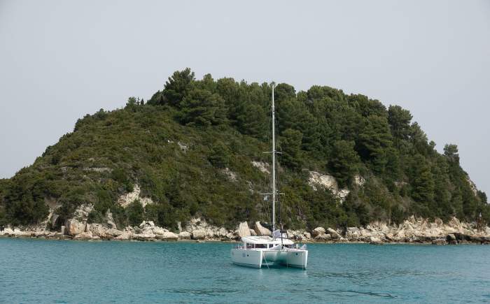 Grecia. Insula Antipaxos - o mică și frumoasă insulă ionică cu plaje albe superbe și o mare de tip Tyrquoise. Vedere a plajei uimitoare Voutoumi