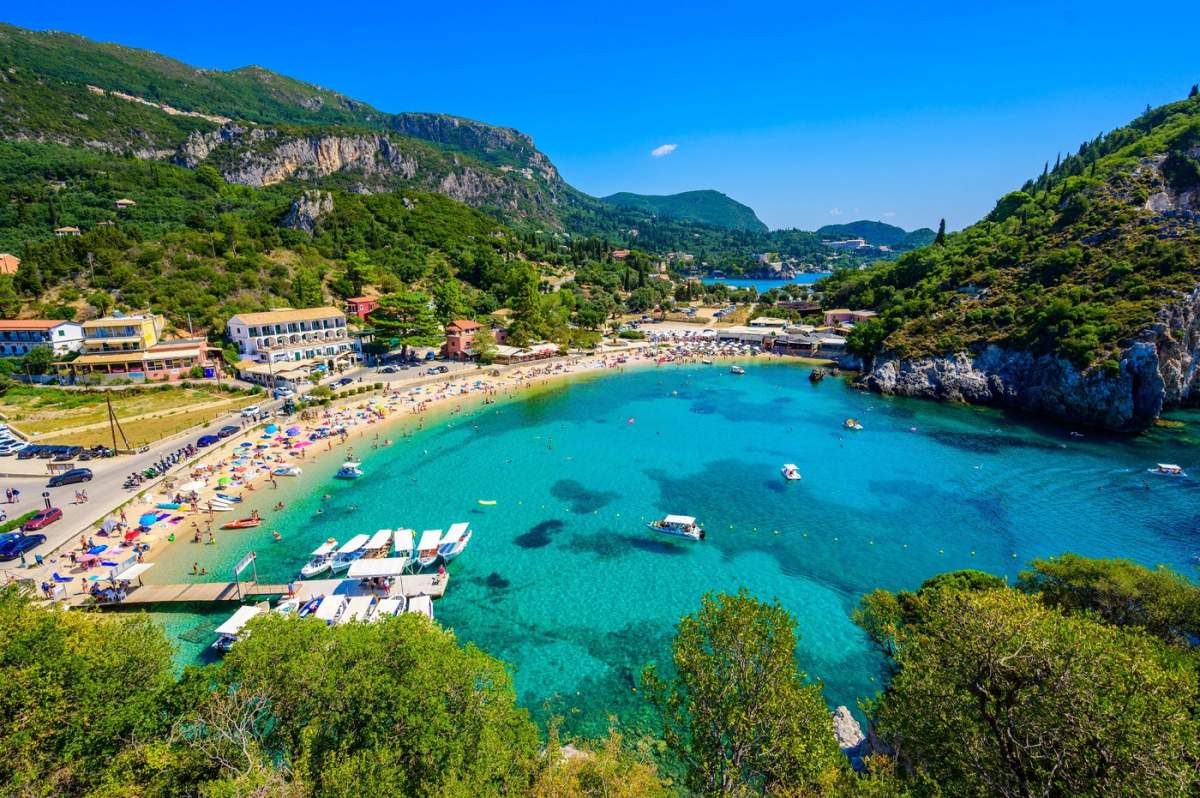 Plaja Agios Spiridon cu apă azurie cristalină și plajă albă în peisaj frumos - coasta paradisiacă a insulei Corfu la Paleokastri