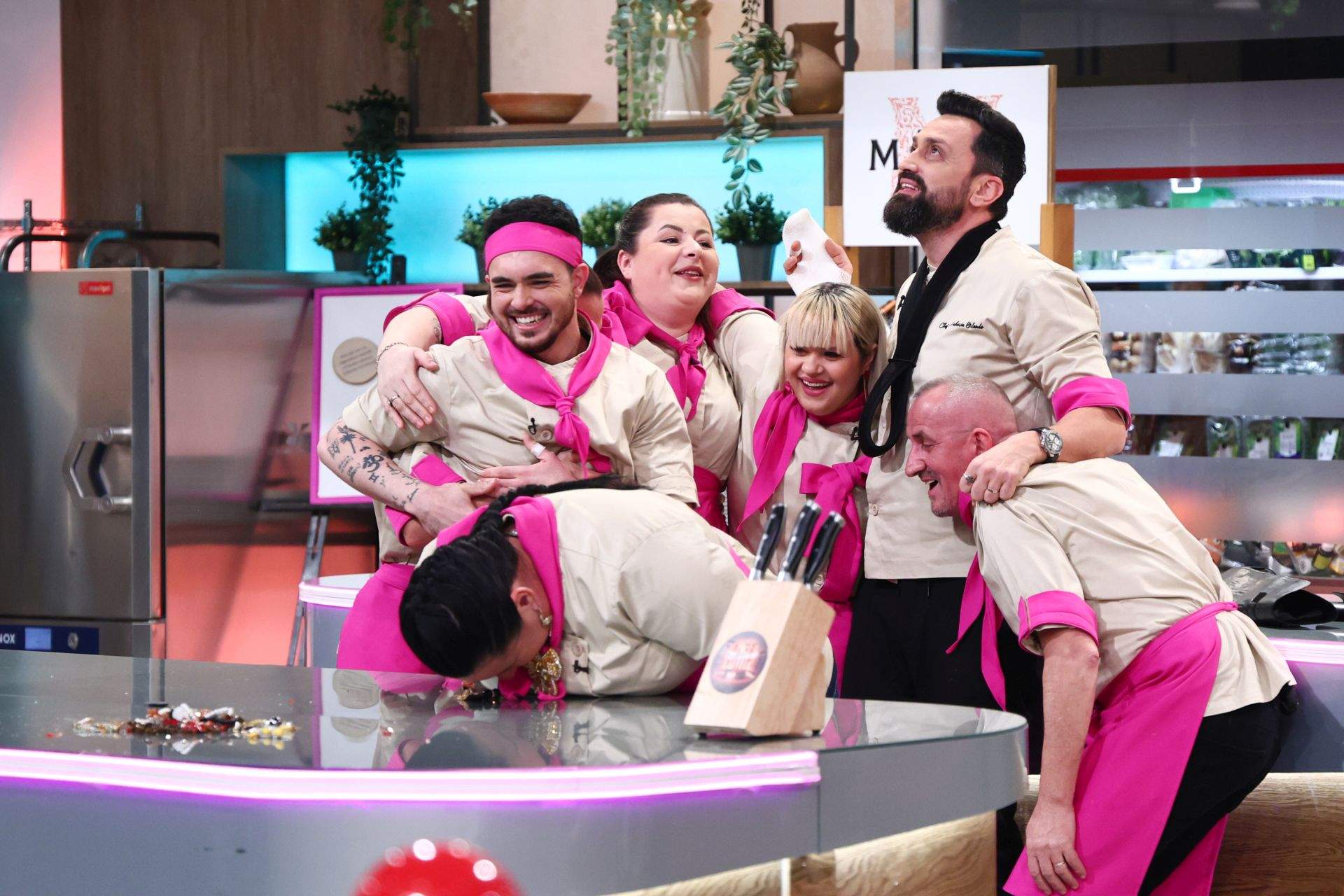 Echipa lui Chef Orlando Zaharia a câștigat battle-ul Chefi la cuțite de ieri seară. Mihai Vasile (Mexicanu’) a părăsit competiția