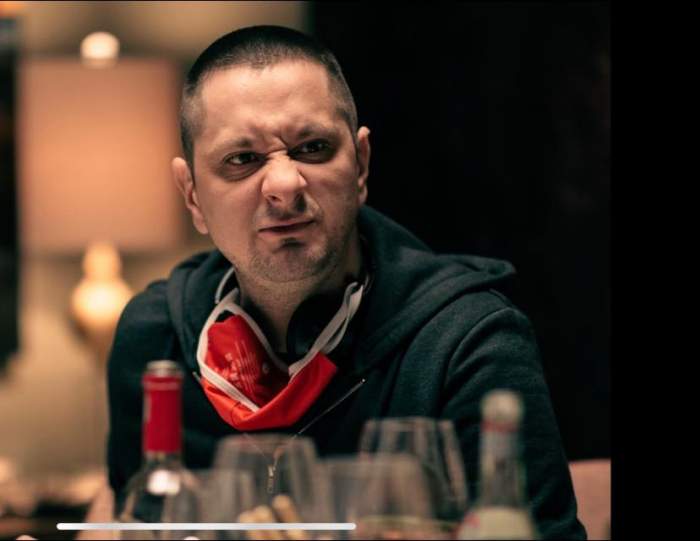 Octavian Strunila este așezat la o masa