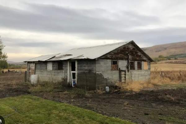 Coteț de găini, renovat de un bărbat și transformat într-un apartament cu două camere pe care l-a dat apoi în chirie. Câți bani câștigă și cum arată locuința