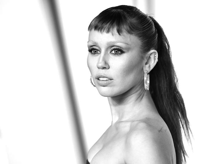 Los Angeles, SUA. 2 martie 2025. Miley Cyrus sosind la Vanity Fair Oscar Party, Wallis Annenberg Center for the Performing Arts. Credit: Doug