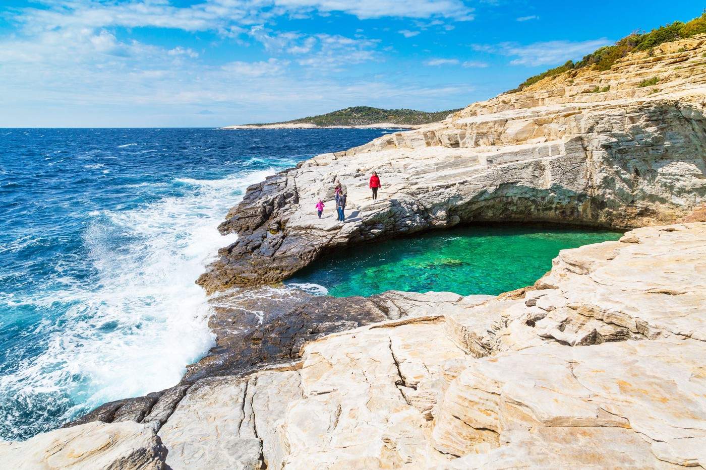 Turiști lângă piscina naturală cu apă de mare Giola, insula Thassos, Grecia