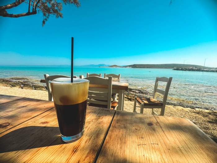 Insula Kythira Relaxare o așteptare cu o cafenea Freddo