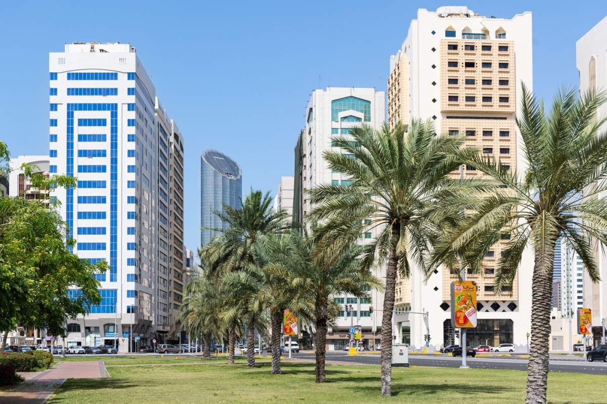 Orașul Abu Dhabi în timpul zilei cu clădiri moderne frumoase și zgârie-nori. Vedere de stradă din centrul orașului Abu Dhabi EAU. Trafic urban.