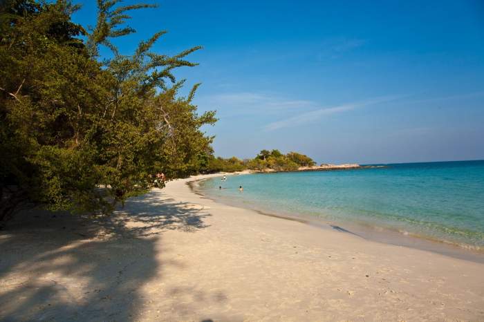plajă frumoasă cu nisip fin alb și copaci și mare albastră în vedere romantic și cer albastru