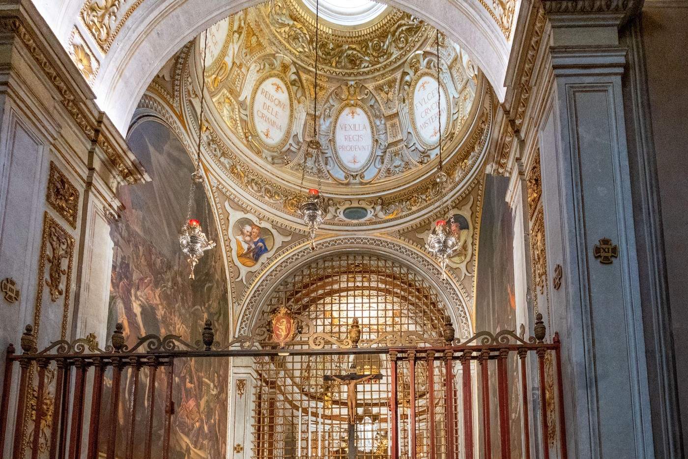 Brescia, Italia - 22 martie 2022: În interiorul catedralei din Brescia, cu frumoasele sale picturi pe tavan.