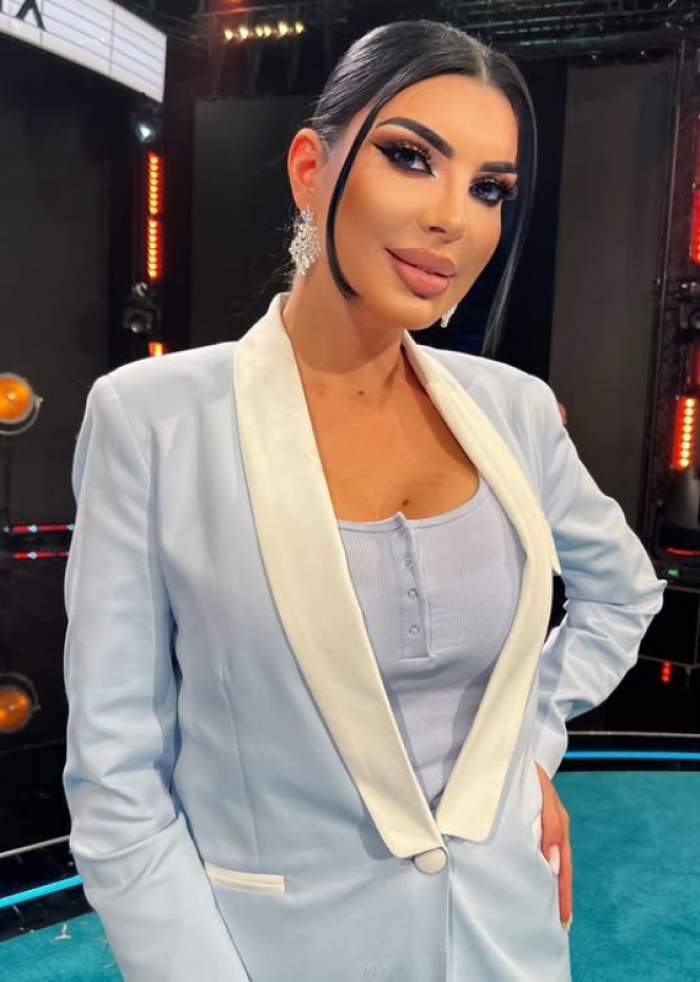 andreea tonciu in costum turcoaz