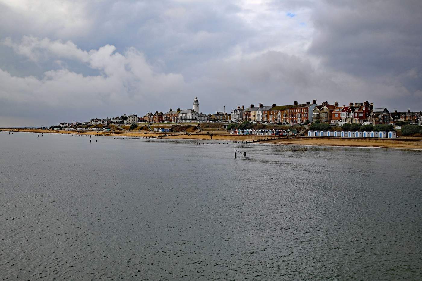 Vedere a plajei Southwold pe malul mării de la dig. Suffolk, Marea Britanie