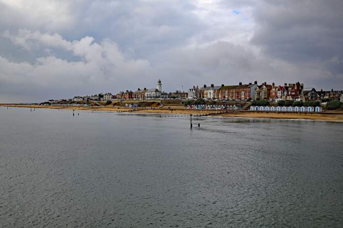 Vedere a plajei Southwold pe malul mării de la dig. Suffolk, Marea Britanie