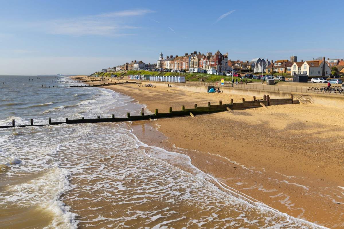 Vedere a plajei Southwold pe malul mării de la dig. Suffolk, Marea Britanie