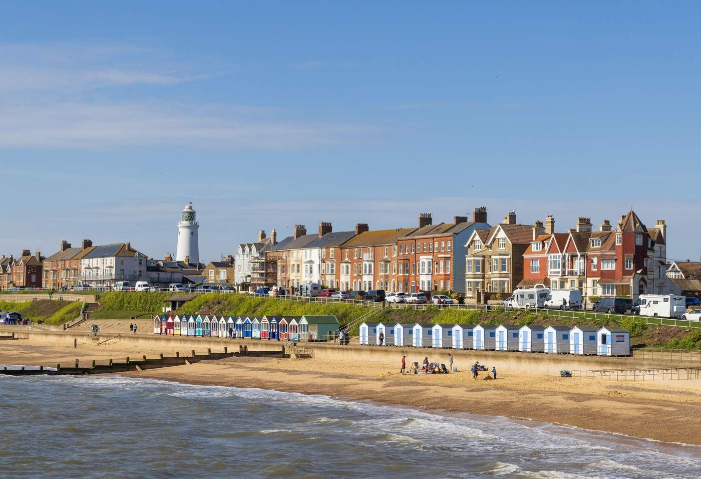 Vedere a plajei Southwold pe malul mării de la dig. Suffolk, Marea Britanie