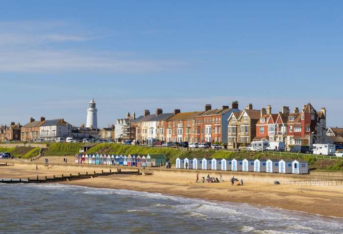 Vedere a plajei Southwold pe malul mării de la dig. Suffolk, Marea Britanie