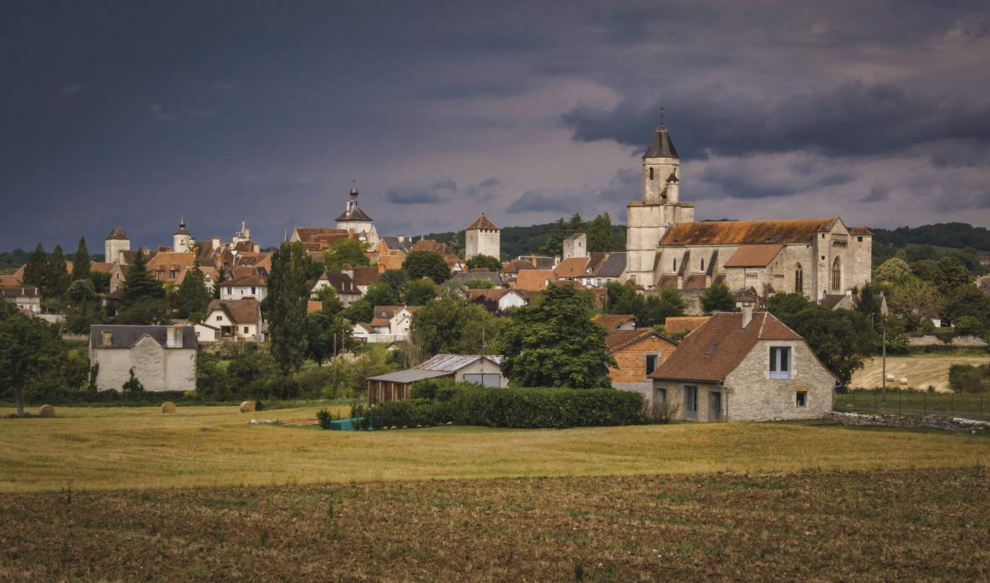 Biserică în oraș medieval în Franța