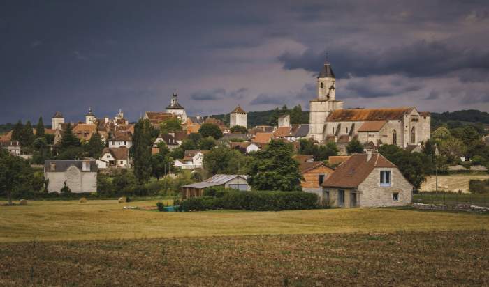 Biserică în oraș medieval în Franța