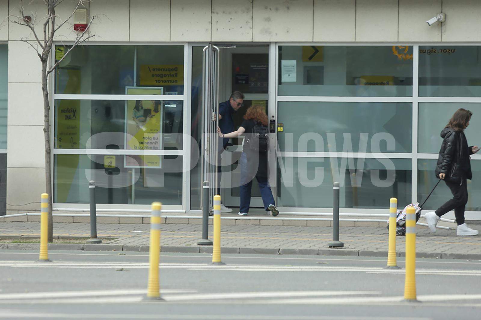 Nu contează că te cheamă Florin Răducioiu! Daca îţi spune logodnica să ieşi să iei pâine, atunci aşa faci! Avem dovada! / PAPARAZZI