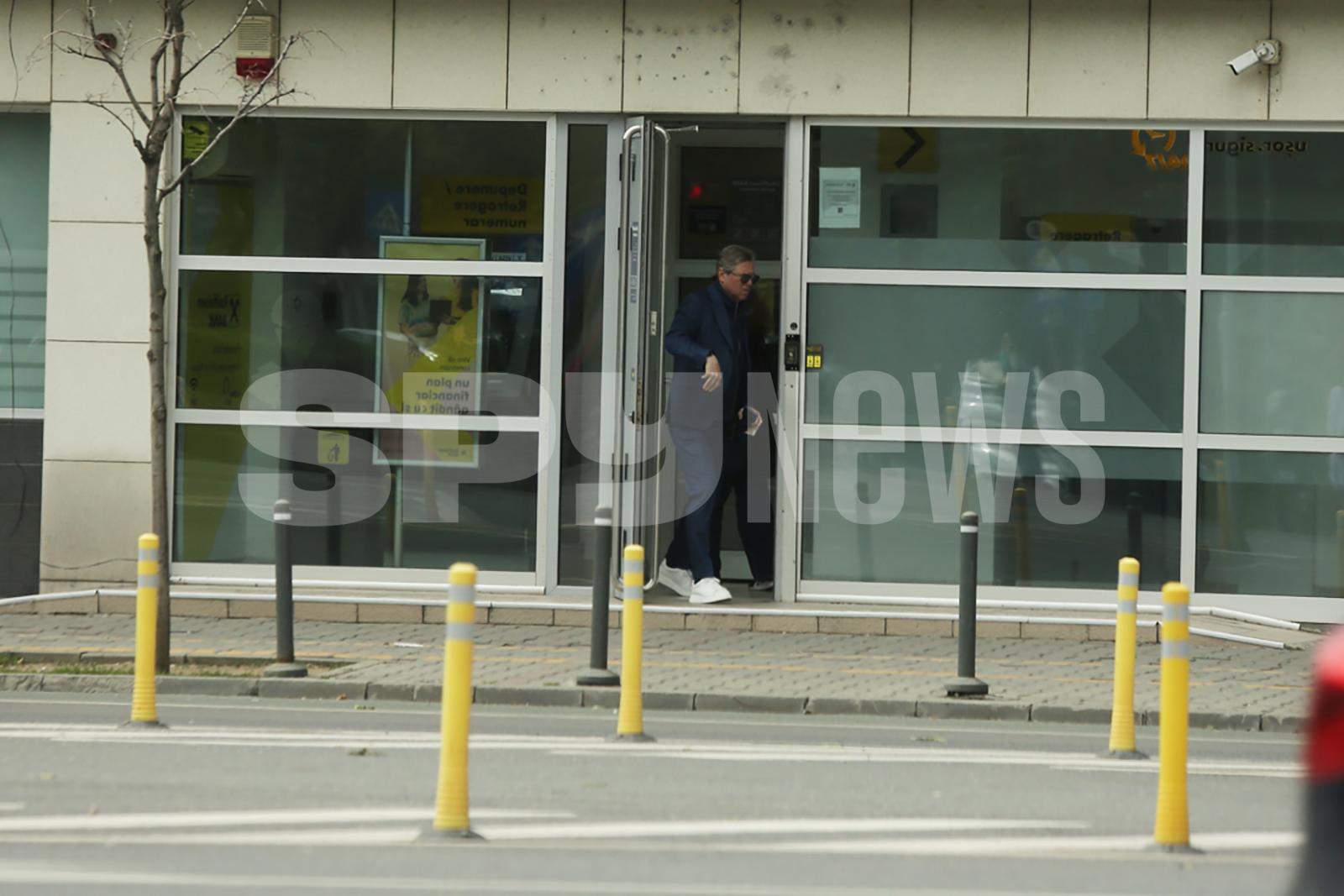 Nu contează că te cheamă Florin Răducioiu! Daca îţi spune logodnica să ieşi să iei pâine, atunci aşa faci! Avem dovada! / PAPARAZZI