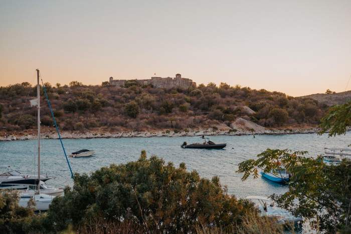 Golful Porto Palermo cu bărci, Albania