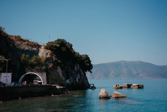 Tunel de coastă lângă plaja din Vlorë, Albania - Riviera albaneză