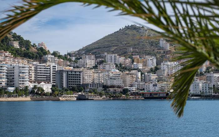 Cityscape de stațiune albaneză. Vedere a orașului de coastă Saranda cu peisaj marin ionic.