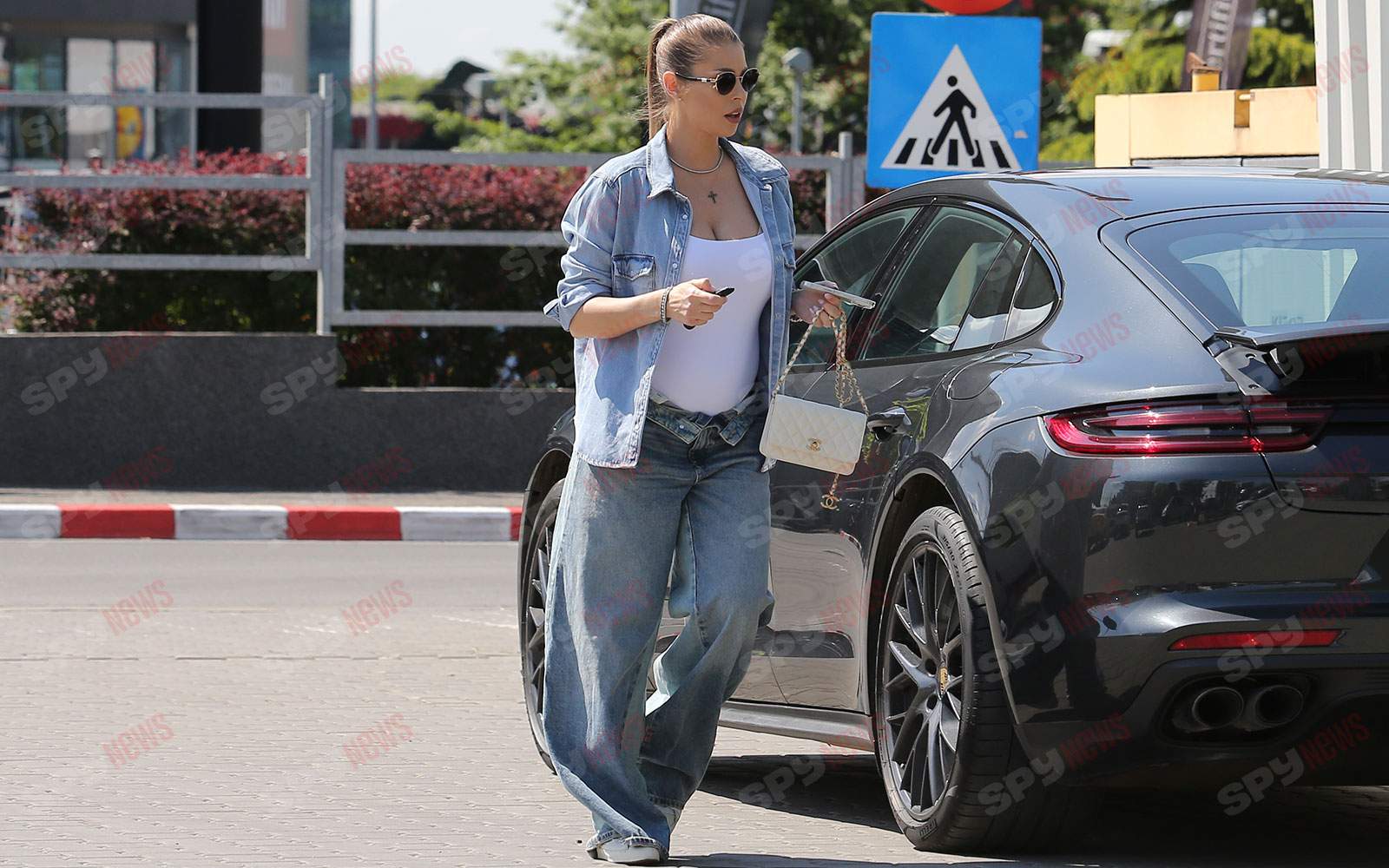 Graviduţa Roxana Nemeş radiază de fericire! Nu are pofte, dar se hidratează cu grijă! Imagini paparazzi