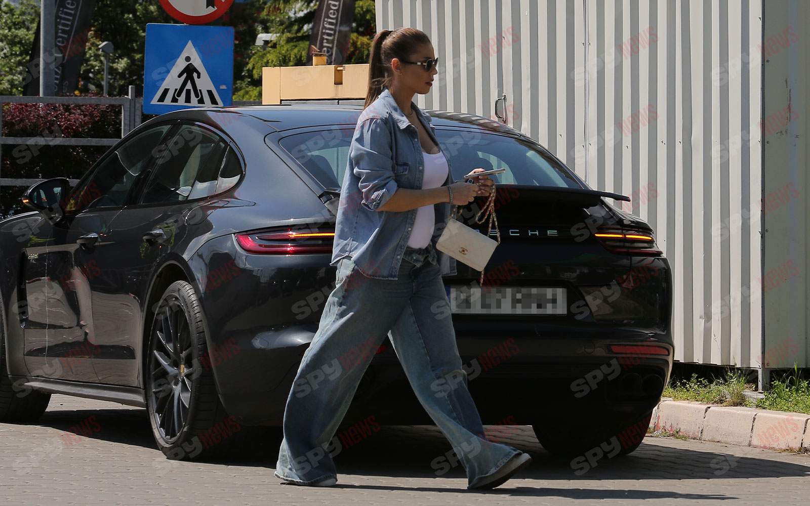 Graviduţa Roxana Nemeş radiază de fericire! Nu are pofte, dar se hidratează cu grijă! Imagini paparazzi