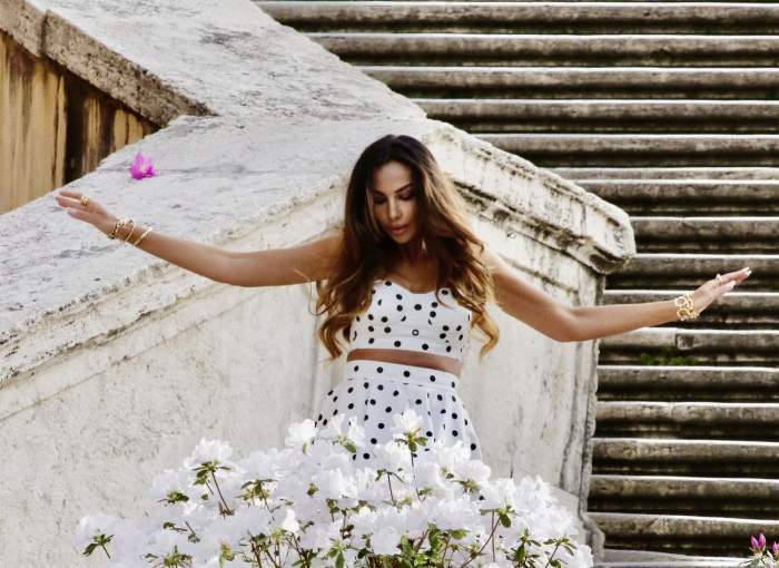Actrița și modelul român Madalina Ghenea, care poartă o rochie D&G, este fotografiată făcând o căzătură în timp ce filma un spot pentru Birra Peroni pe Treptele Spaniole din Roma