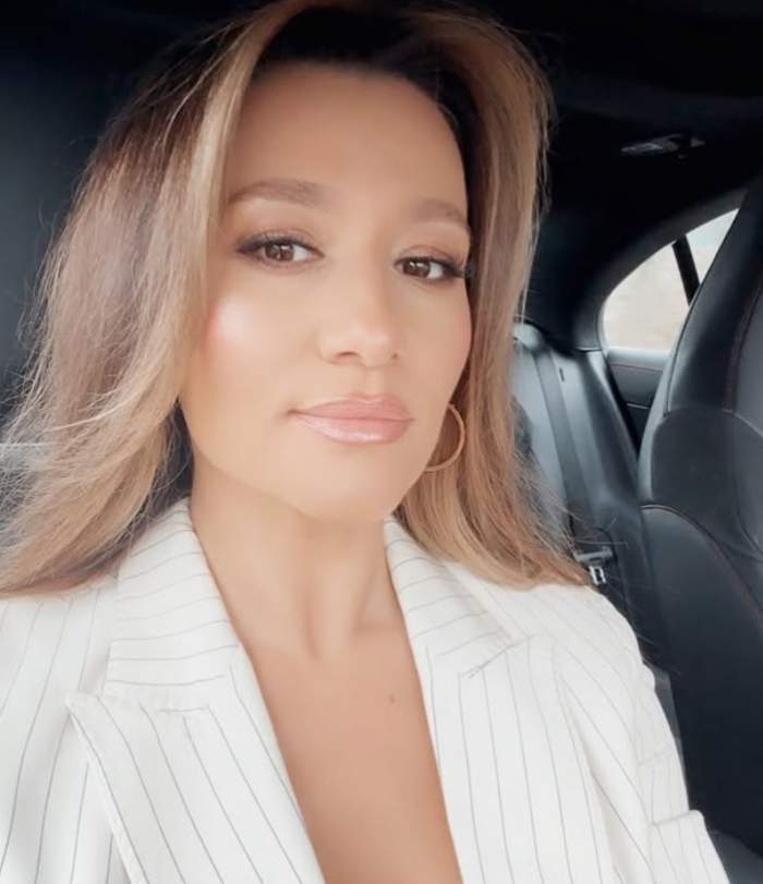 claudia patrascanu in sacou in masina