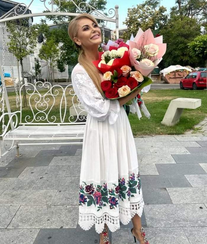 emilia ghinescu cu un buchet de flori