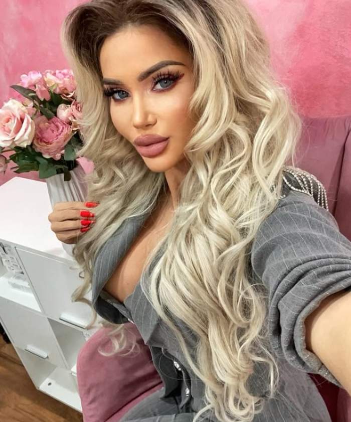 maria ilioiu selfie cu tapet roz