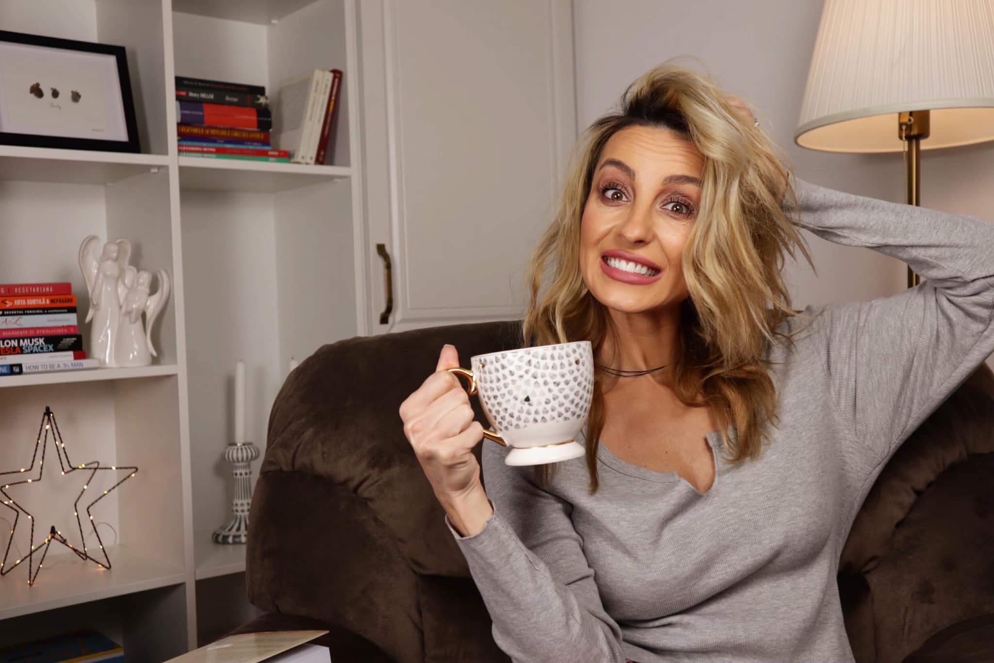 Flavia Mihasan cu o ceasca de cafea in mana