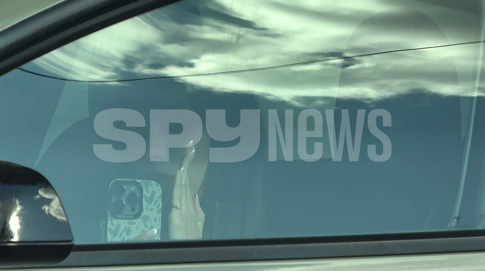 Mira şi-a mutat biroul în maşină! Ce face cântăreaţa când are deadline-uri, dar are nevoie şi de puţină relaxare! | PAPARAZZI