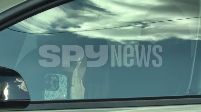Mira şi-a mutat biroul în maşină! Ce face cântăreaţa când are deadline-uri, dar are nevoie şi de puţină relaxare! | PAPARAZZI