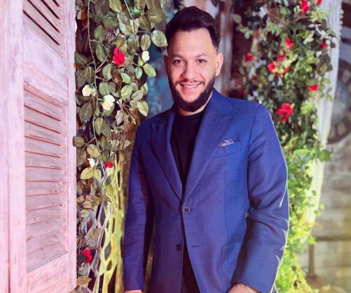 Leo de la Roșiori poartă costum de culoare albastra