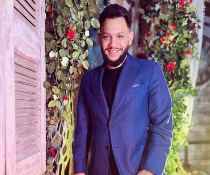 Leo de la Roșiori poartă costum de culoare albastra