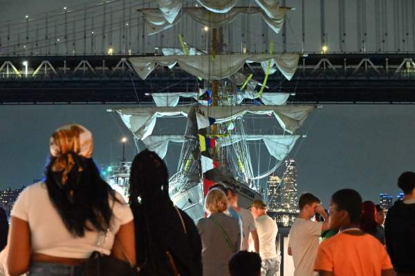 Imagini apocaliptice! Un vapor a intrat în celebrul Brooklyn Bridge. Totul a fost filmat | VIDEO