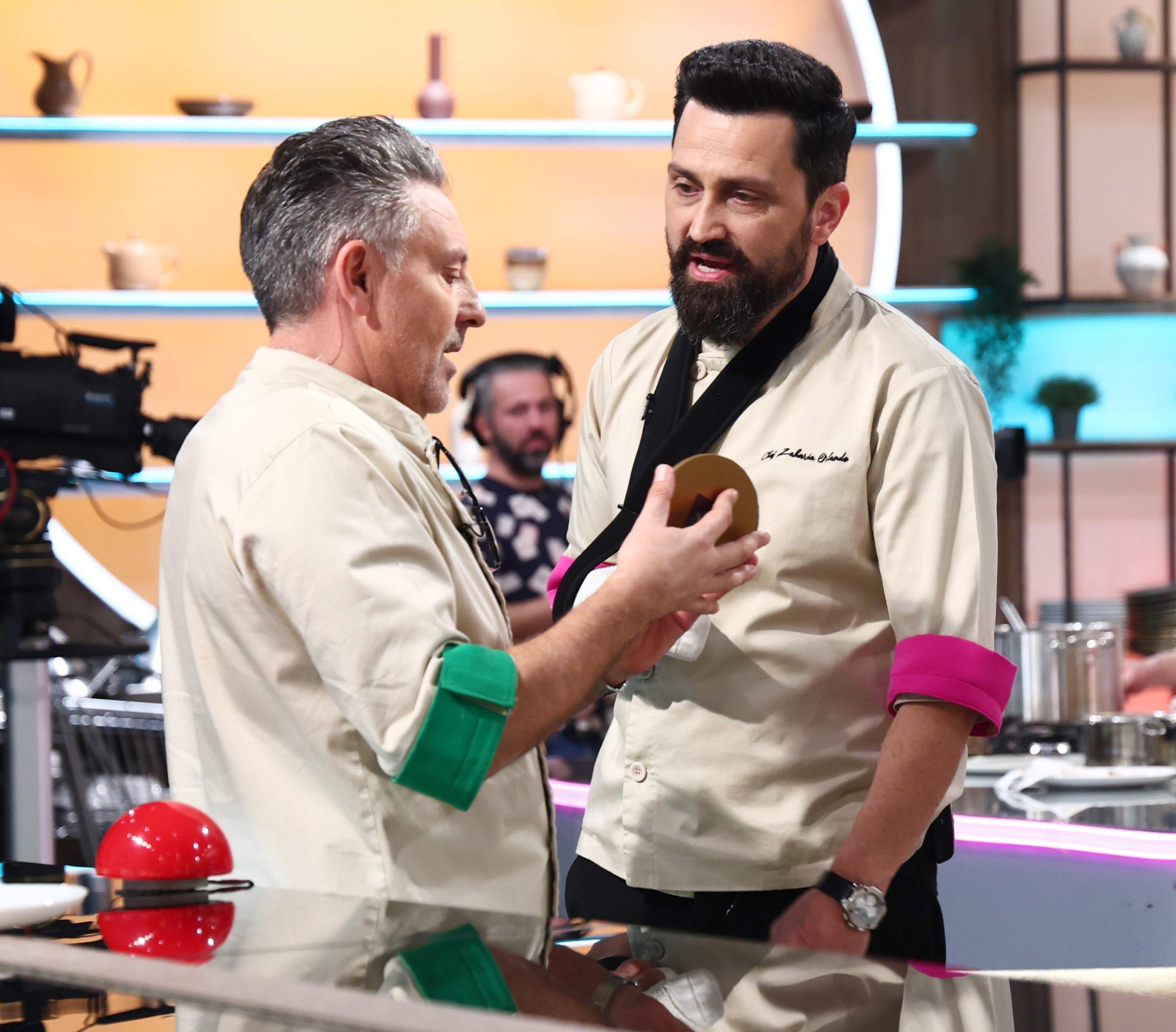 Chef Richard și Chef Sautner se duelează-n amulete, la battle-ul de diseară. Ochelarii speciali aduc confuzie în bucătăria Chefi la cuțite