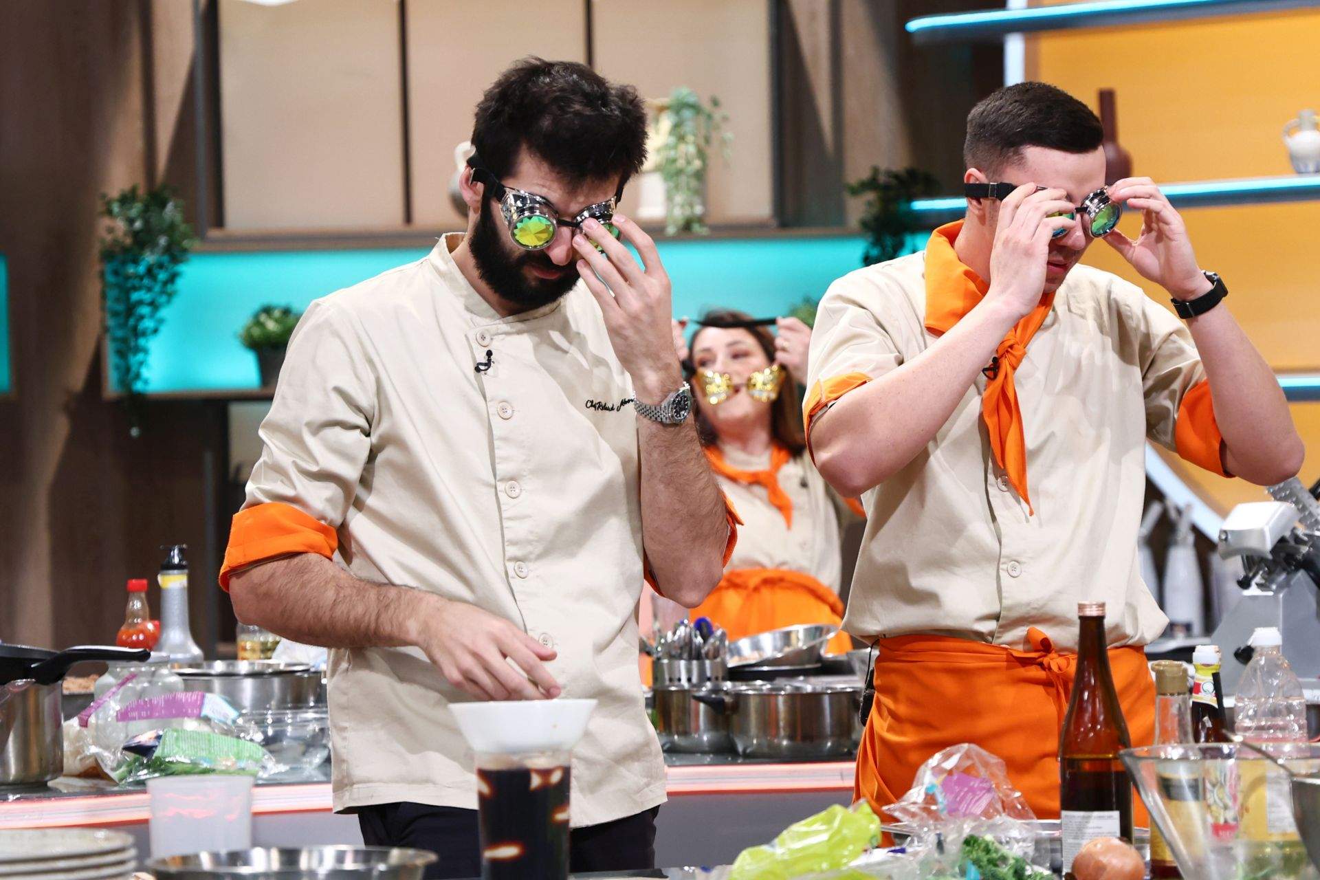 Chef Richard și Chef Sautner se duelează-n amulete, la battle-ul de diseară. Ochelarii speciali aduc confuzie în bucătăria Chefi la cuțite