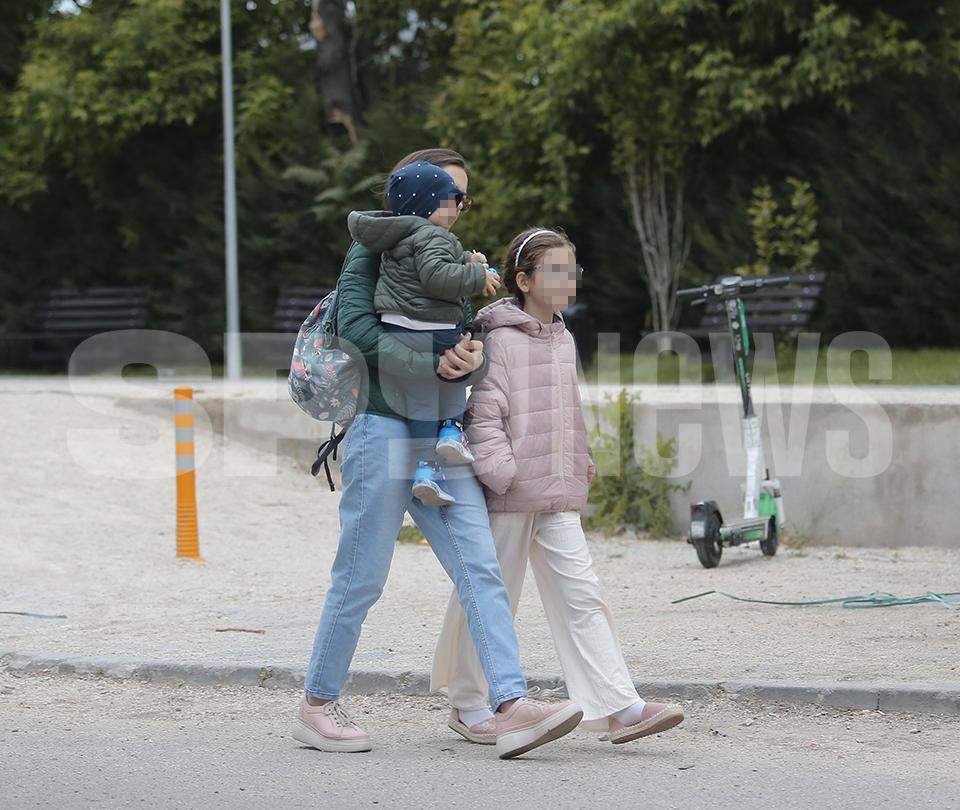 Ce a făcut soţia lui Nicuşor Dan, cu puţin timp înainte de al doilea tur al alegerilor! Cum au filmat-o paparazzii Spynews.ro pe prima doamnă a României