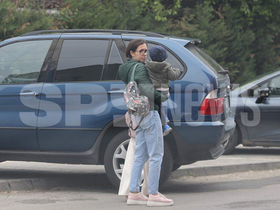Ce a făcut soţia lui Nicuşor Dan, cu puţin timp înainte de al doilea tur al alegerilor! Cum au filmat-o paparazzii Spynews.ro pe prima doamnă a României