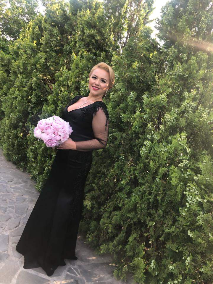 Cornelia Rednic poartă o rochie eleganta de culoare neagra