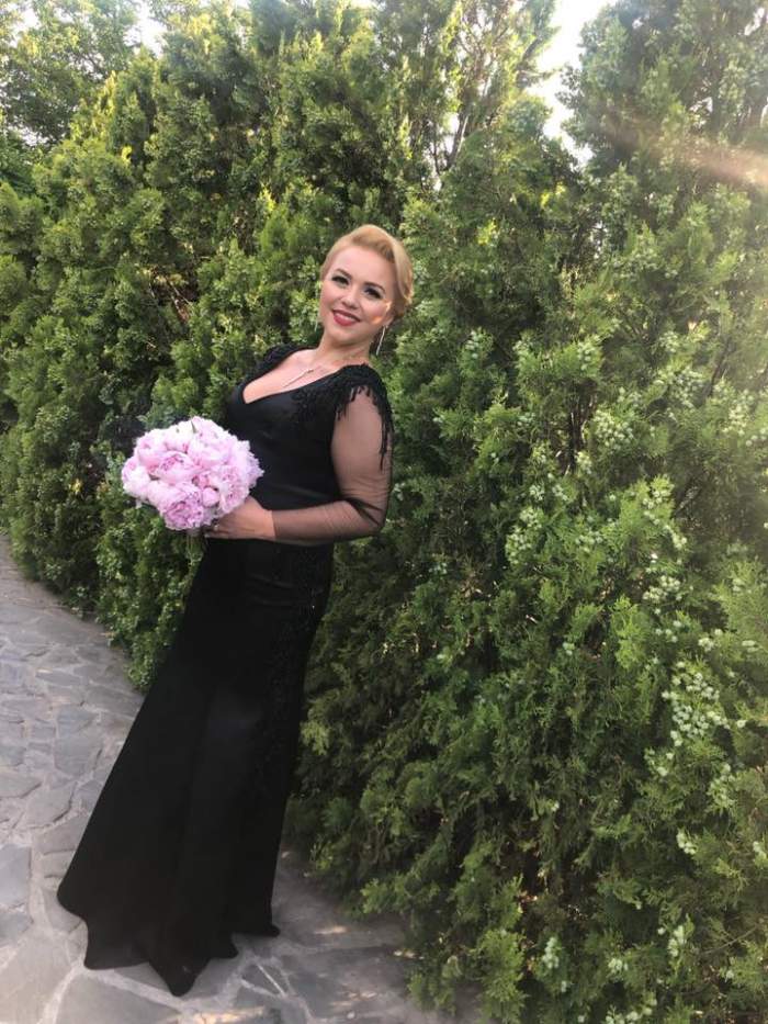 Cornelia Rednic poartă o rochie eleganta de culoare neagra