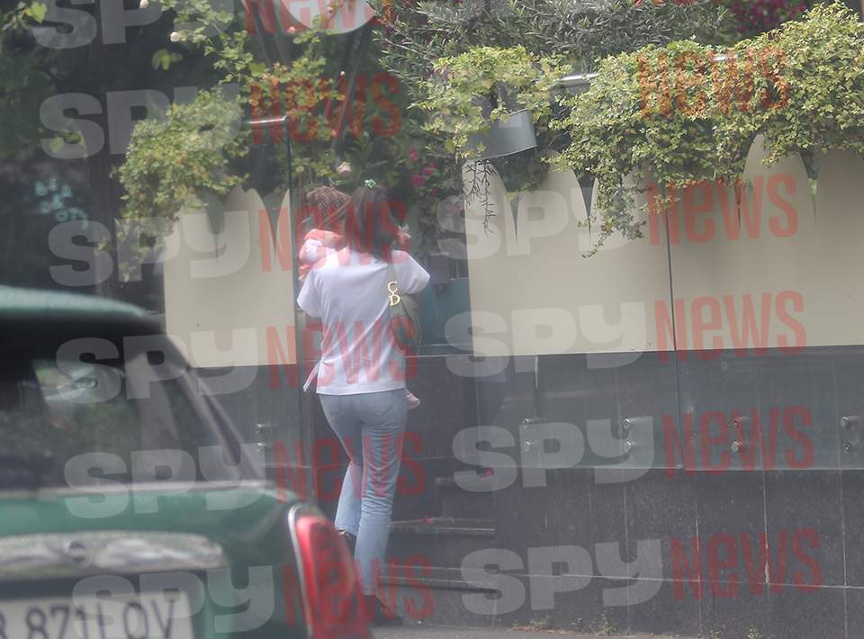 Cât de protector este Flick atunci când vine vorba despre familia lui! Paparazzii SpyNews l-au filmat în acţiune