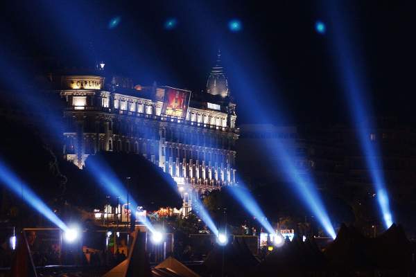 Incident grav la Festivalul de Film de la Cannes! Un producător, rănit, după ce un palmier a căzut peste el