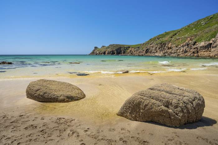 Plaja Nanjizal, din Marea Britanie