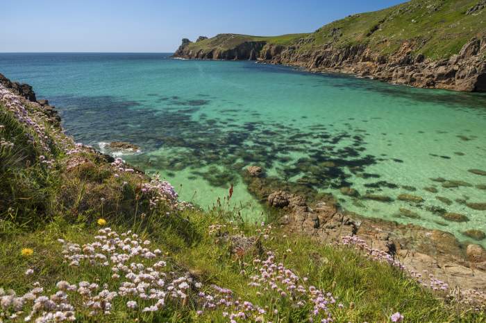 Plaja Nanjizal, din Marea Britanie
