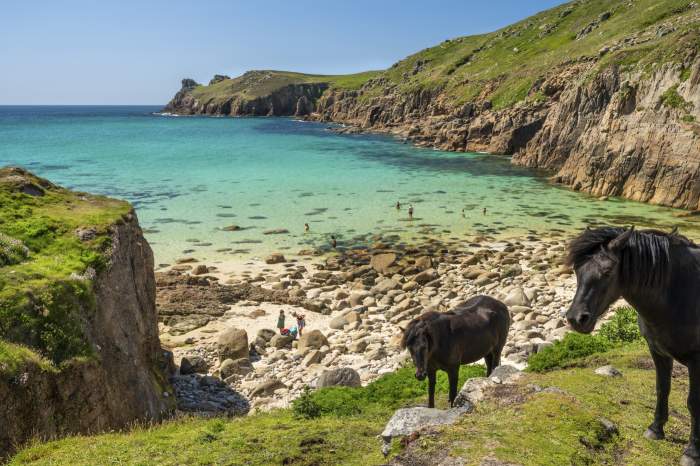 Plaja Nanjizal, din Marea Britanie