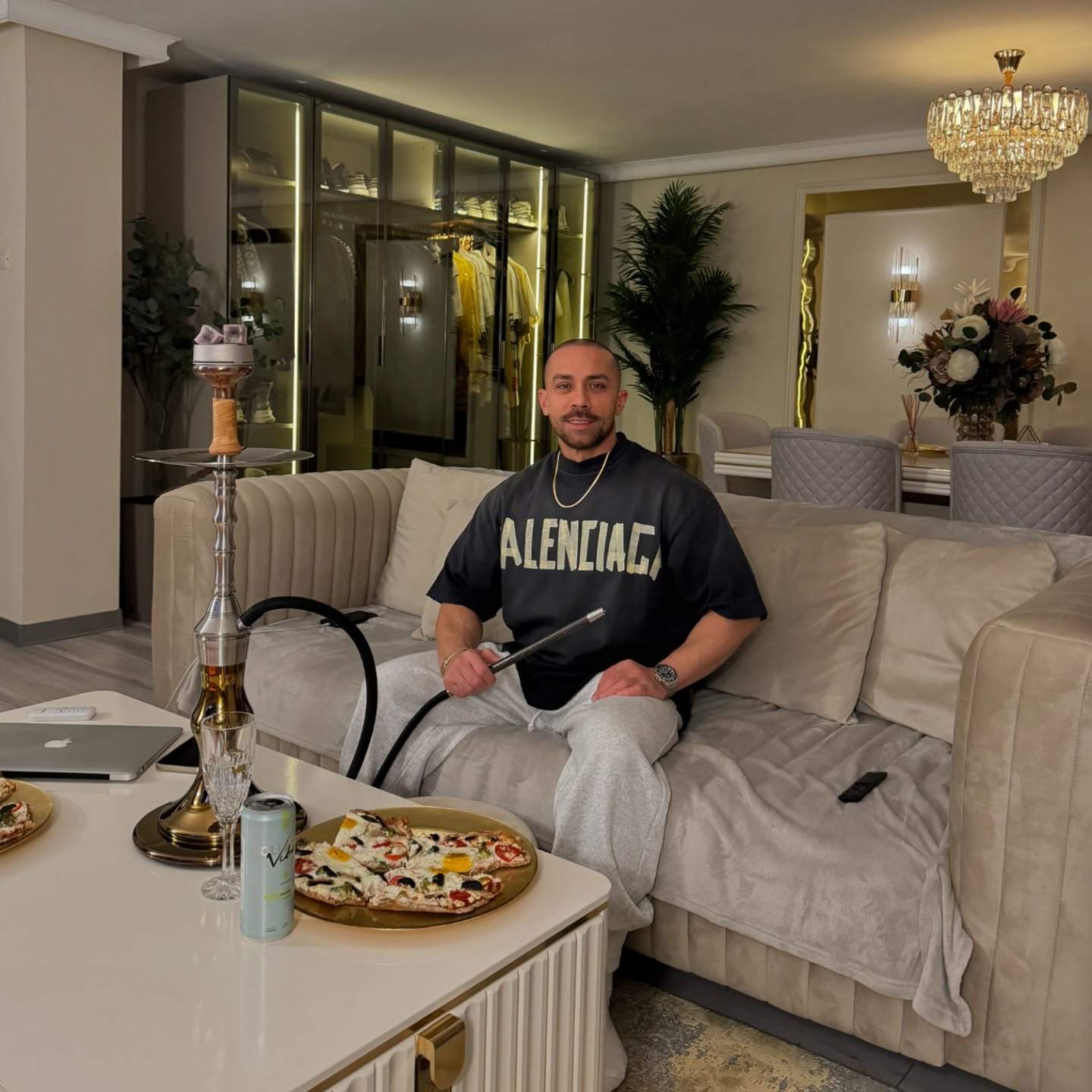 catalin Dobrescu se află asezat pe canapea