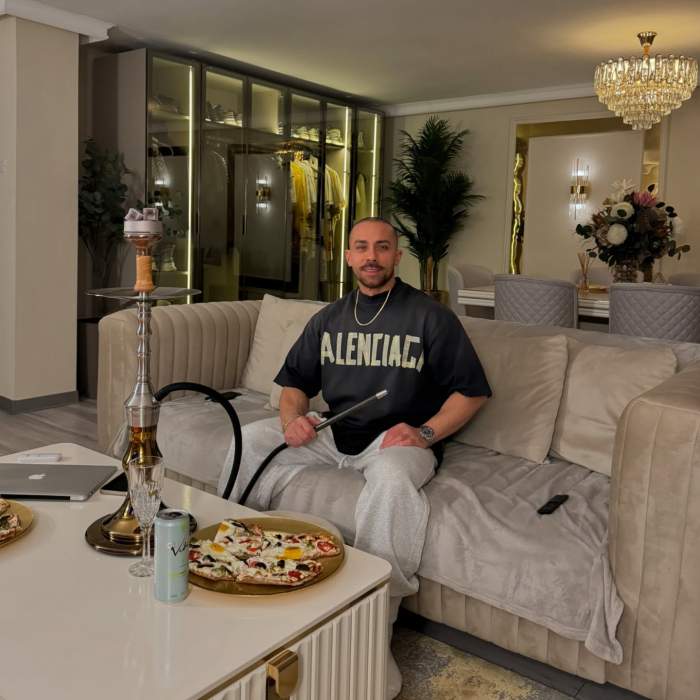 catalin Dobrescu se află asezat pe canapea