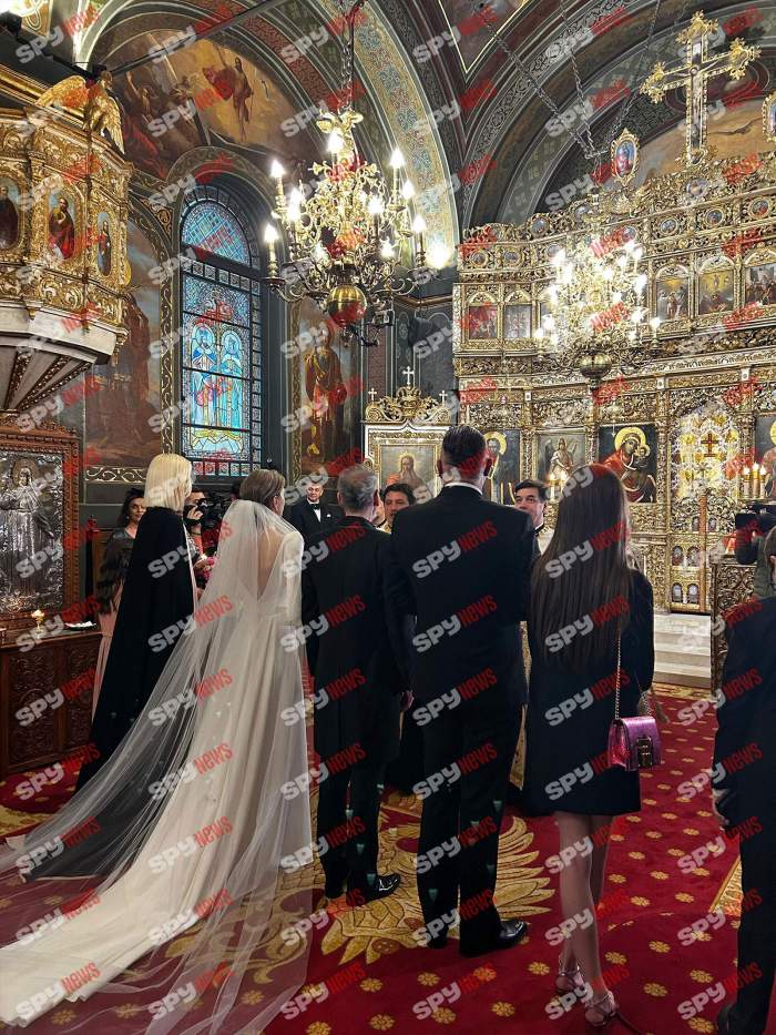 Mihai Albu a ajuns în fața altarului alături de mireasa lui, Elena. Informații în timp real de la cununia religioasă